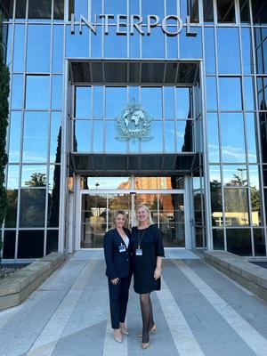 Zdjęcie reprezentantów Polski przed siedzibą Interpolu