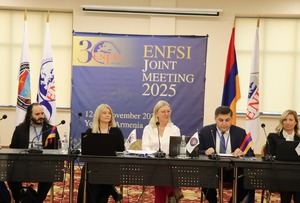 Zdjęcie Marty Kostrzewy z innymi członkami Wspólnego posiedzenia eksperckich grup roboczych ENFSI w Armenii