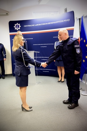 Pani Dyrektor CLKP insp. Iwona Marciniak - Krawczyk wita nowego funkcjonariusza w szeregach Policji