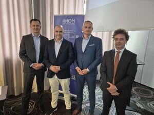 Grupa robocza spotkania w składzie: nadkom. Wojciech Cyplik (Zastępca Naczelnika Wydziału Badań Dokumentów i Informatyki Śledczej CLKP), Łukasz Kotoński (Senior Project Coordinator, IOM Polska), nadkom. Marcin Lemieszek (Laboratorium Kryminalistyczne KSP) oraz Nelson Goncalves (Szef Działu Legal Identity, IOM Genewa).
