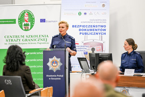 Na zdjęciu Zastępca Dyrektora Centralnego Laboratorium Kryminalistycznego Policji mł. insp. dr Anna Przewor stojąc przy mównicy wygłasza prezentację pt. „Czynnik wpływający na parametry dynamiczne elektronicznego podpisu biometrycznego”,